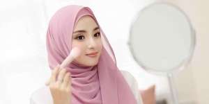 Pakai Blush On dengan Cara Tak Biasa, Look Makeup Jadi Unik