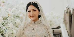 Look Anggun Erina Gudono Jadi Mpok Betawi Pakai Kebaya Encim