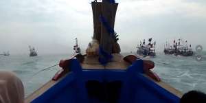 Keren! Momen Ramai-Ramai Berlayar di Tengah Laut Pakai Backsound One Piece, Versi Kearifan Lokal