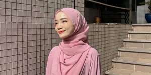 Cara Styling Pashmina Bordir, Tampilan Elegan dengan Abaya