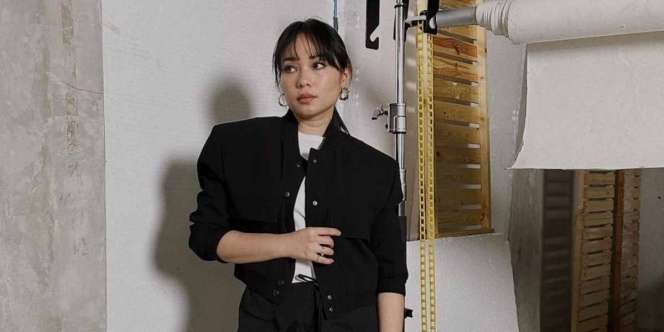 Chic dan Edgy, Style Denim Andalan Ayla Dimitri