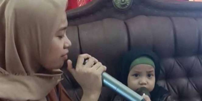Viral, Ekspresi Balita Ikuti Bacaan Alquran Ibunya