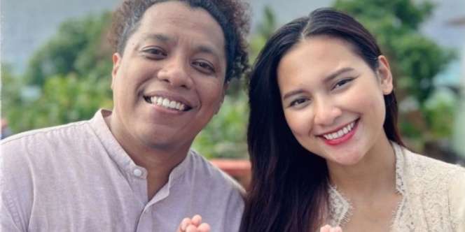 6 Potret Keakraban Indah Permatasari dengan Orangtua Arie Kriting Saat Berkunjung ke Rumah Baru