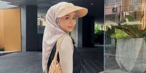 Summer Cap di Atas Hijab, Lindungi Wajah dengan Cara Stylish