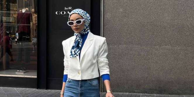 Hanya Pakai Jeans dan Crop Blazer, Look Jadi Stylish Maksimal