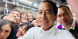 Sejumlah Artis Ikut Presiden Jokowi Jajal LRT, Tatapan Mata Desta Ke Presiden Jadi Sorotan