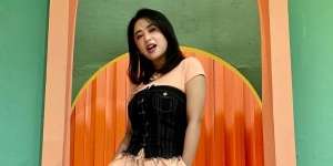 Dewi Perssik Ngamuk Dituding Pakai Susuk di Jidat