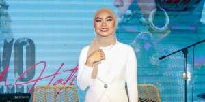 Potret Pesona Ivo Chu, Penyanyi Berhijab yang Juga Business Woman