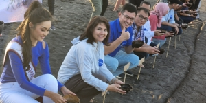 Bantu Lestarikan Ekosistem Laut, BCA Lepas 50 Anak Penyu di Pantai Banyuwangi