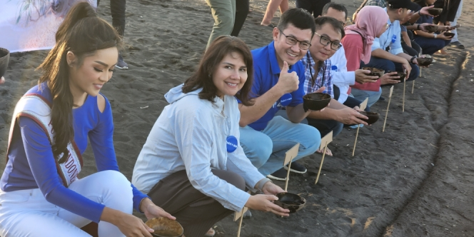 Bantu Lestarikan Ekosistem Laut, BCA Lepas 50 Anak Penyu di Pantai Banyuwangi