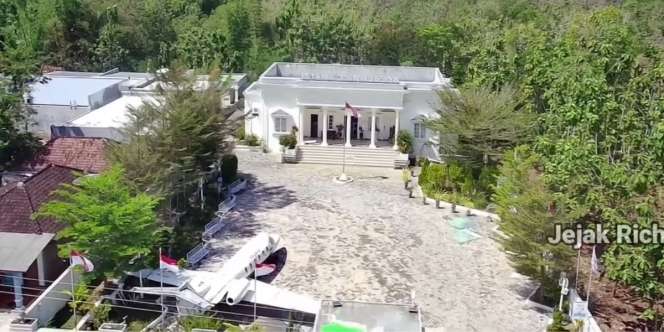 Potret Rumah Mewah Seharga Rp1 Miliar Mirip Istana Negara di Pedesaan Wonogiri, di Halamannya Terparkir Private Jet