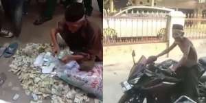 Viral Kakek di Pekalongan Beli Moge Pakai Uang Sekarung, Aksi Geber Motor sambil Telanjang Dada Bikin Iri Anak Muda