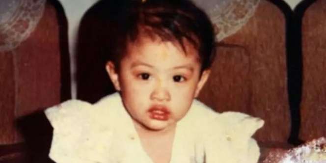 Bocah Cilik Ini Dulu Pernah Jualan Baju di Pasar, Kini Jadi Artis dan Dinikahi Konglomerat, Siapa Dia?