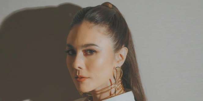 Duh, Pose Wulan Guritno Makan Es Krim Bikin Meleleh