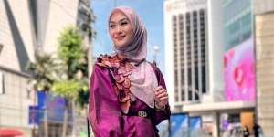 Inspirasi Outfit Kamping nan Colorful Indah Nada Puspita