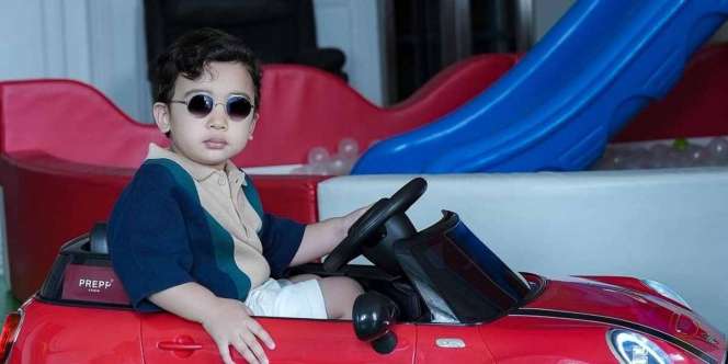Bikin Meleyot, Pose Putra Zaskia Sungkar di Atas Mobil Baru