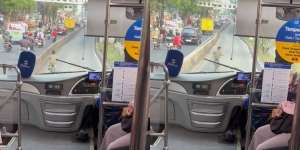 Momen Bocil Panik Kayuh Sepeda Sekuat Tenaga di Depan TransJakarta, The Real Pelan-Pelan Pak Sopir