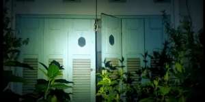 Rumah Mewah Milik Artis Ternama Ini Terbengkalai Puluhan Tahun, Isi Dalamnya Sudah Membusuk Hingga Sisakan Aura Seram