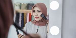 Pakai Highlighter dengan Tambahan 2 Produk, Hasilnya Lebih Flawless
