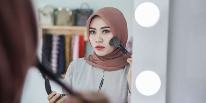 Pakai Highlighter dengan Tambahan 2 Produk, Hasilnya Lebih Flawless