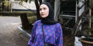 Padukan Outfit Kasual dan Formal, Lihat Style Keren Dwi Handayani