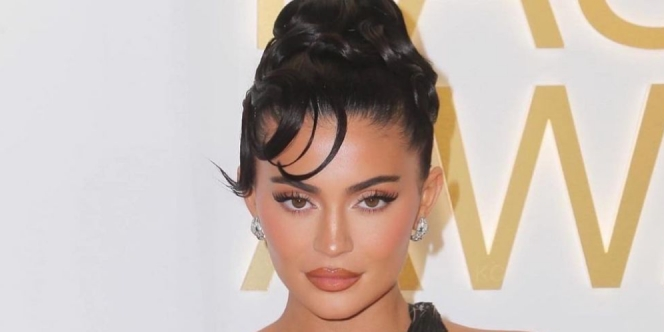 Bibir Full bak Kylie Jenner, Coba 7 Trik Rumahan