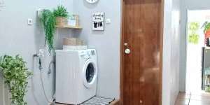 Laundry Room Dekat Kamar Mandi Tampak Rapi, Tengok Penataannya