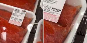 Geli! Lihat Cacing Hidup Menggeliat dalam Bungkusan Ikan Salmon, Pembeli Jijik Langsung Tak Jadi Beli, Manajer Toko Bilang Hal Biasa