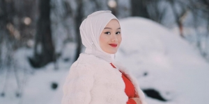 Gaya Memukau Dinda Hauw dengan Dress Hologram yang Elegan