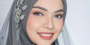 Ide Makeup Soft Pengantin Syari dengan Outfit Serba Abu-abu