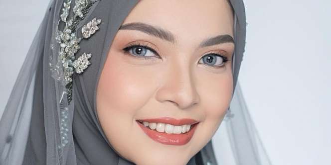 Ide Makeup Soft Pengantin Syari dengan Outfit Serba Abu-abu