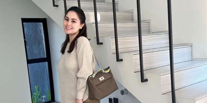 Blusukan ke Rumah Warga, Penampilan Jennifer Dunn Pakai Sandal Jepit dan Rambut Cepol Jadi Omongan