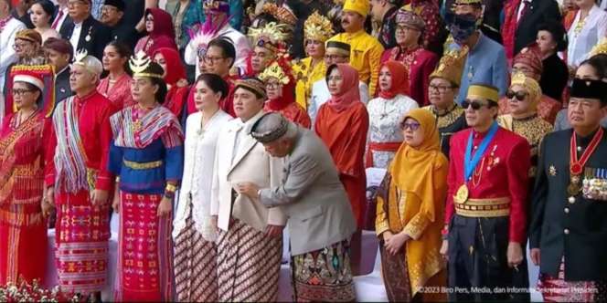 Tak Lagi Penasaran, Pak Bas Beber Alasan Singkap Baju Erick Thohir di Upacara HUT Kemerdekaan yang Bikin Menkeu Ikutan Tertawa