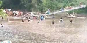Brak! Jembatan Gantung Putus Saat Warga Asyik Nonton Lomba Agustusan Tangkap Bebek