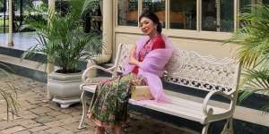 Potret Claradevi Keliling Kota Tokyo dengan Kebaya, Disebut Mirip Ratna Sari Dewi 