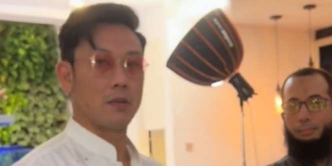 Dapat Hadiah Buku Sejarah Islam dari Ustaz Khalid Basalamah, Begini Reaksi Denny Sumargo