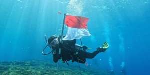 Keren! Prilly Latuconsina Rayakan Kemerdekaan dengan Kibarkan Bendera Merah Putih di Bawah Laut