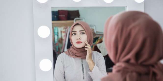 Hapus Noda Tanpa Rusak Riasan, Lakukan Cara Ini