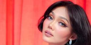 Rina Nose Bergaya ala Krisdayanti, Hasil Akhrinya Malah Mirip Artis Ini