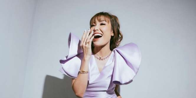 Classy Style Ayu Dewi dengan Blouse Etnik Karya Mel Ahyar