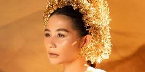Tampil dengan Makeup Serba Gold di Hari Kemerdekaan, Prilly Latuconsina Dipuji Mirip Selena Gomez