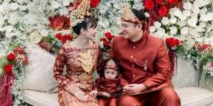 Pakai Adat Palembang, Intip 5 Potret Perayaan Khitan Sang Putra dan Ulang Tahun ke-34 Gilang Dirga