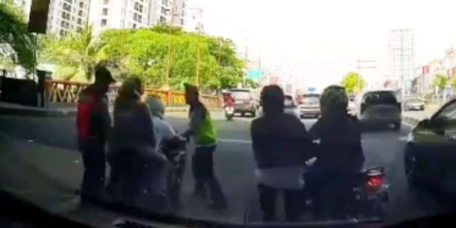 Momen Kocak Pengendara Hindari Razia Polisi, Tancap Gas Tinggalkan Pacar yang Sudah Turun Motor