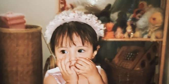 Berwajah Bule, Bocah Perempuan yang Tutupi Wajah Pakai Tangan Ini Jadi Artis Terkenal, Coba Tebak?