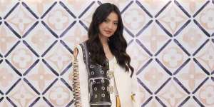 Fresh Makeup Raline Shah dengan Makeup Serba Coral