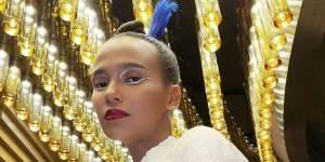 Mix Graphic Eyeliner dan Lipstik Merah, Wajah Iko Bustomi Makin Fierce