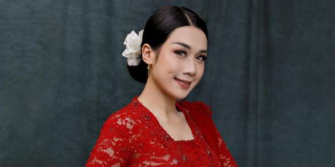 Makeup Soft Glam Puput Nastiti Lengkapi Tampilannya dengan Kebaya Merah