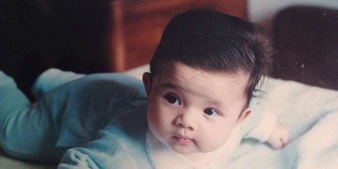 Bayi Menggemaskan yang Sedang Tengkurap Ini Jadi Artis  dan Staf Ahli di Kementerian, Tebak Siapa?