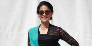 Playful dengan Ruffle Skirt, Lihat Style Gemas Dian Sastro