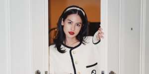 Vibe Lady dengan Red Lipstik, Maudy Ayunda Elegan Maksimal
